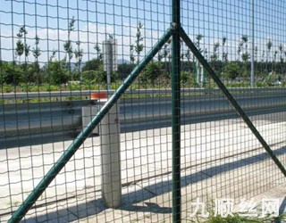 荷蘭網(wǎng)護(hù)欄.jpg 荷蘭網(wǎng)護(hù)欄.jpg