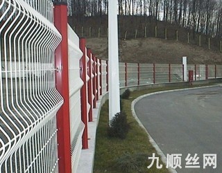 三角折彎型護欄網(wǎng)3.jpg 三角折彎型護欄網(wǎng)3.jpg