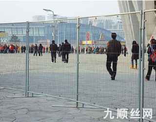 移動(dòng)護(hù)欄2.jpg 移動(dòng)護(hù)欄2.jpg