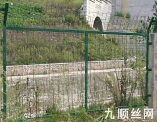 鐵路防護柵欄.jpg